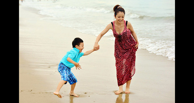 Dạo chơi cùng con trai Bảo Nam trên biển.